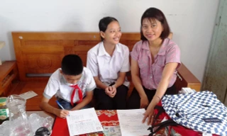 Nhà sách Tiền Phong tặng sách, đồ dùng học tập cho hai em nhỏ mồ côi tại Bắc Giang