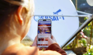 Lắp tặng trạm bắt sóng internet từ vệ tinh cho bản nghèo