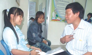 Phóng viên trao đổi với hai nữ sinh viên năm nhất Cao đẳng Bách khoa Đà Nẵng đến trạm y tế khám bệnh trầm cảm. Ảnh: QD