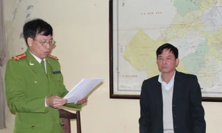 Tống đạt quyết định khởi tố đối với ông Lực