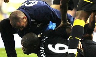 Cầu thủ đột quỵ trên sân chết đi, sống lại