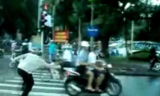 Ông Tây điều khiển giao thông ở thủ đô