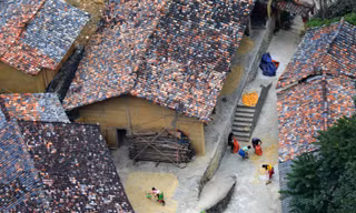 Ngắm làng Thèn Pả với nếp nhà trình tường đẹp như cổ tích dưới bóng cờ Lũng Cú