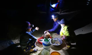 Độc lạ 'bến đèn pin' buôn bán hải sản sớm tinh mơ