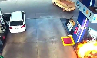 Lửa bốc cháy ngùn ngụt tại trạm xăng khi tài xế xe tải kéo sập cột bơm xăng