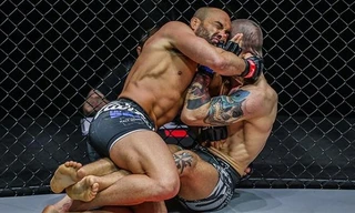 Võ sĩ dính thẻ đỏ mất quyền thi đấu vì đấm đòn hiểm