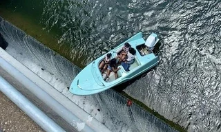 Hốt hoảng cảnh thuyền chở khách thăm quan mất kiểm soát trôi sát mép đập