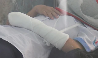 Nữ sinh dùng dao lam cắt tay phản đối cô giáo