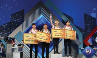 Vũ Quốc Anh (ngoài cùng bên phải) và Lưu Đào Dũng Trí (thứ hai từ trái sang) tại Vòng Chung kết Olympia năm 2020.