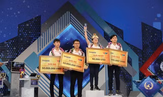Vũ Quốc Anh (ngoài cùng bên phải) và Lưu Đào Dũng Trí (thứ hai từ trái sang) tại Vòng Chung kết Olympia năm 2020.