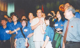 Nguyên Tổng Bí thư Nông Đức Mạnh với cán bộ, phóng viên Hoa Học Trò tại Hội trường Ba Đình, Hà Nội (2001).