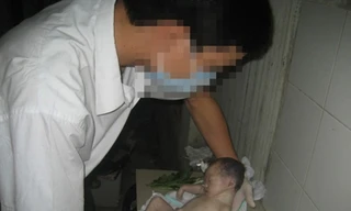 Hài nhi xấu số được tắm rửa khâm liệm