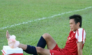 Tuyển thủ Xuân Hiếu đi cấp cứu khẩn cấp