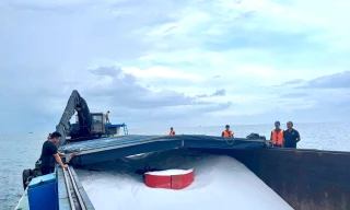 Sà lan chở hơn 100 tấn đạm URE lậu trên biển
