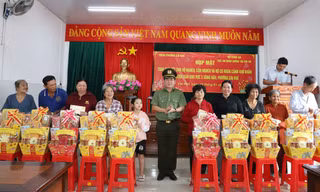 Thiếu tướng Đinh Văn Nơi tặng quà Tết cho gia đình chính sách, hộ nghèo ở Cần Thơ