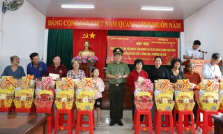 Thiếu tướng Đinh Văn Nơi tặng quà Tết cho gia đình chính sách, hộ nghèo ở Cần Thơ