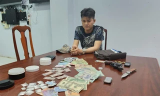 Cảnh sát 'khóa' con hẻm, tóm gọn đối tượng mang súng và ma túy