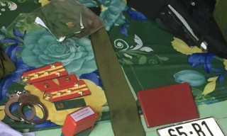 Đại tá công an 'dởm' chạy xe biển xanh giả, gặp ngay công an thật đi tuần