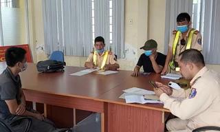 Lực lượng CSGT làm việc với 2 tài xế.