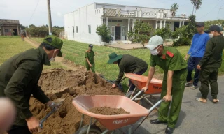 Hàng trăm chiến sỹ công an 'vượt nắng, thắng mưa' xây nhà cho người nghèo