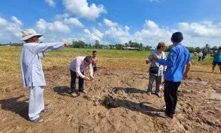 Làm rõ giếng khoan giữa đồng sôi ùng ục, đốt là cháy