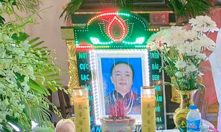 Người đàn bà làm đám tang cho chính mình, bên trong quan tài có 3 bao cát