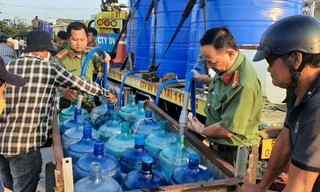 Công an Tiền Giang dùng xe và bồn chữa cháy chở nước sinh hoạt hỗ trợ cho dân