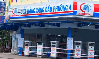 'Khát' xăng dầu: La liệt tàu cá nằm bờ, người dân quay cuồng vì gánh nợ