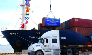 Cụm cảng Cần Thơ đón tàu container: Cú hích phát triển vùng nông sản lớn nhất nước