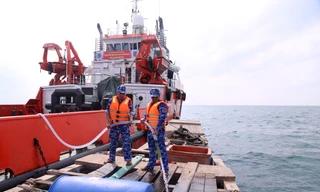 Tàu Cảnh sát biển đưa 350.000 lít nước ngọt đến đảo Hòn Chuối