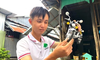 Nghị lực phi thường của chàng trai khiếm khuyết đam mê mô hình xe