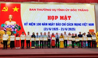 Phóng viên Báo Tiền Phong nhận bằng khen của Chủ tịch tỉnh Sóc Trăng