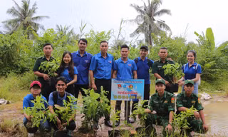 Đoàn trường Đại học Kiên Giang tặng nhiều phần quà cho học sinh nghèo 