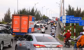Mùng 5 Tết, hàng ngàn phương tiện ‘rồng rắn’ qua cầu Rạch Miễu