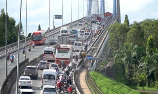 Người dân đổ về TP. HCM sau lễ, cầu Mỹ Thuận ùn ứ 