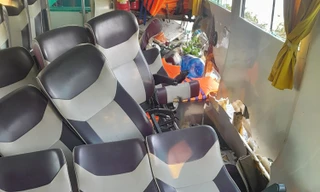 Tin mới vụ tàu chở khách du lịch đâm phà khiến 3 người bị thương