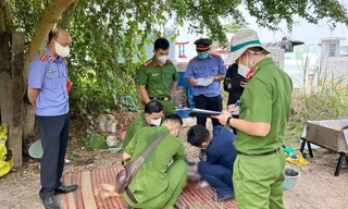 Khai quật tử thi bé trai 5 tuổi nghi bị người tình của mẹ bạo hành