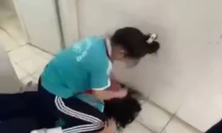 Nói "đẹp mà chảnh" nữ sinh lớp 8 bị nhóm bạn đánh trong nhà vệ sinh, quay clip