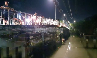 Để lại dép trên cầu, người đàn ông lao mình xuống sông