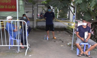 Phát hiện nhóm người trốn trong xe 'luồng xanh', 1 người nghi mắc COVID-19