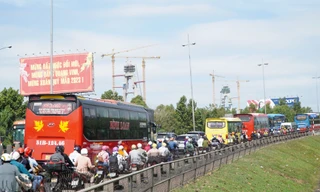 Dòng người trở lại TPHCM sau Tết, cầu Mỹ Thuận kẹt cứng