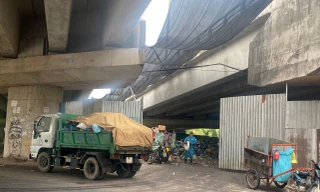 Cần Thơ: Yêu cầu xử lý, khắc phục điểm tập kết rác dưới gầm cầu gây ô nhiễm 