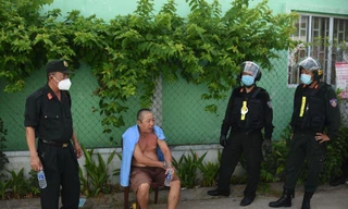 [CLIP] Cảnh sát vây bắt kẻ tạt axít nam thanh niên rồi cố thủ trong nhà 