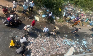 Lật xe tải trên quốc lộ, 8 tấn cá tràn xuống đường