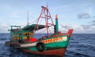 Ngư dân Kiên Giang bị nhóm người lạ tấn công bằng bom xăng, đạn chì trên biển