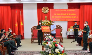 Trung tướng Ngô Minh Tiến, thừa ủy quyền của Quân ủy Trung ương, Bộ Quốc phòng tặng tỉnh Kiên Giang 4 tấn lương khô, 2.000 túi thuốc điều trị COVID-19