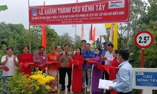 Báo Tiền Phong và nhà tài trợ khánh thành cầu nông thôn tại Cà Mau