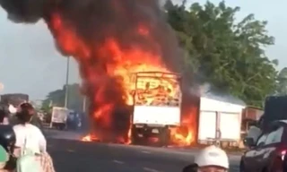 Xe tải bốc cháy dữ dội trên Quốc lộ 91