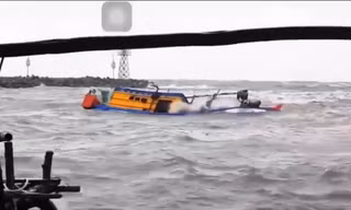 Tàu cá bị sóng đánh chìm, hai người mất tích