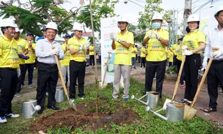 Đại biểu khách mời tham gia trồng cây tại thị xã Ngã Năm (Sóc Trăng).